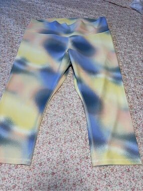 Women’s Pastel Tie-Dye Active Skirted capri Leggings - Yellow Blue Pink NWOT